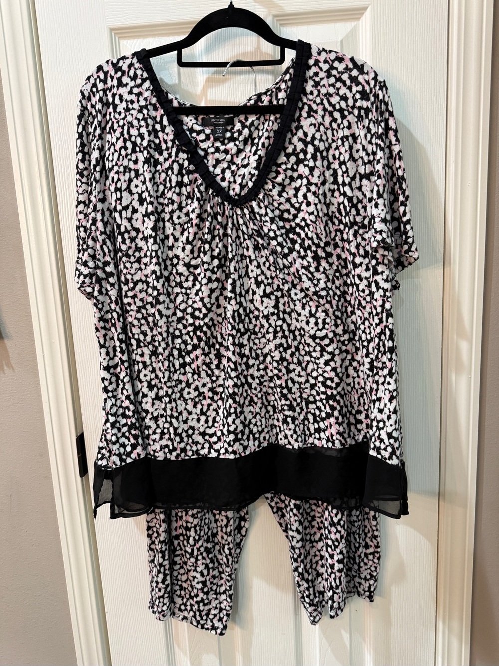 Vera Wang women’s  Black & Pink Printed Sleep Set Lightweight Top & Pants Capri